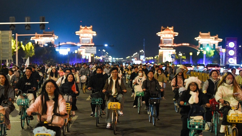 Tens of thousands of Chinese college students went cycling at night. That put the government on edge