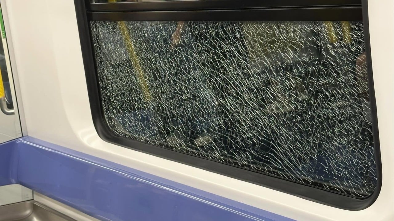 Glass window on MTR train cracks on Kwun Tong line on Thursday evening