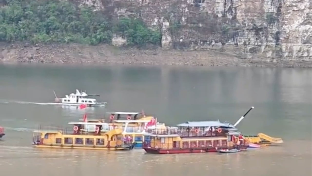 2 boats capsize in heavy rain in southwest China, dozens plunged into river