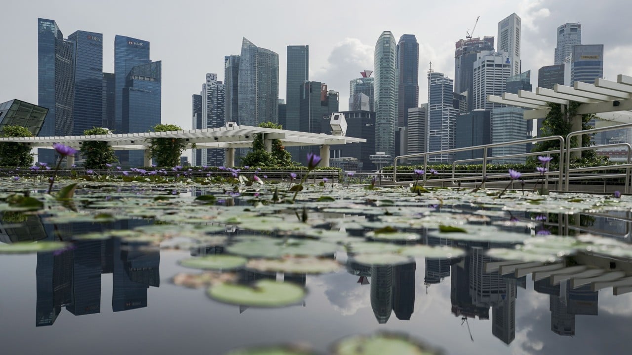 Singapore dollar’s top-performer spot in doubt amid inflation, growth concerns