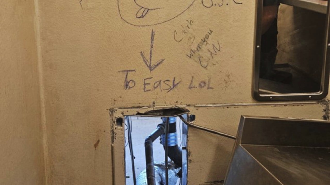 10 escape from US jail through hole in wall when guard left to get food