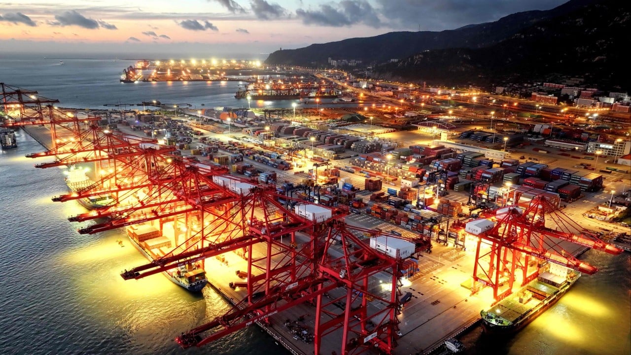 Hong Kong stocks snap 5-day gain ahead of latest China-US trade talks