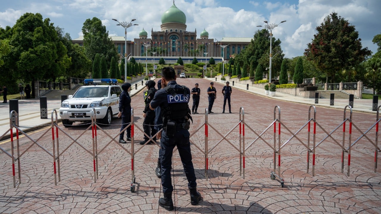 Malaysia’s PKR in bind over judicial crisis, Anwar’s daughter at protest march