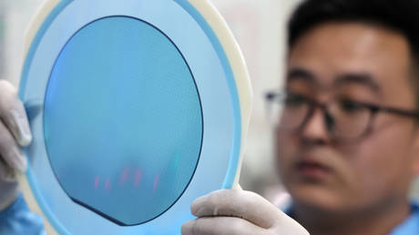 China boosts AI chip output amid US export curbs – FT