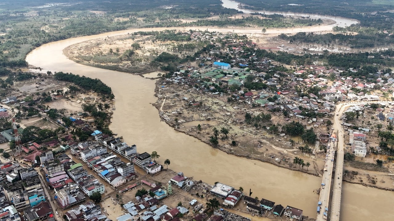 Indonesia’s flood death toll hits 883, hundreds still missing
