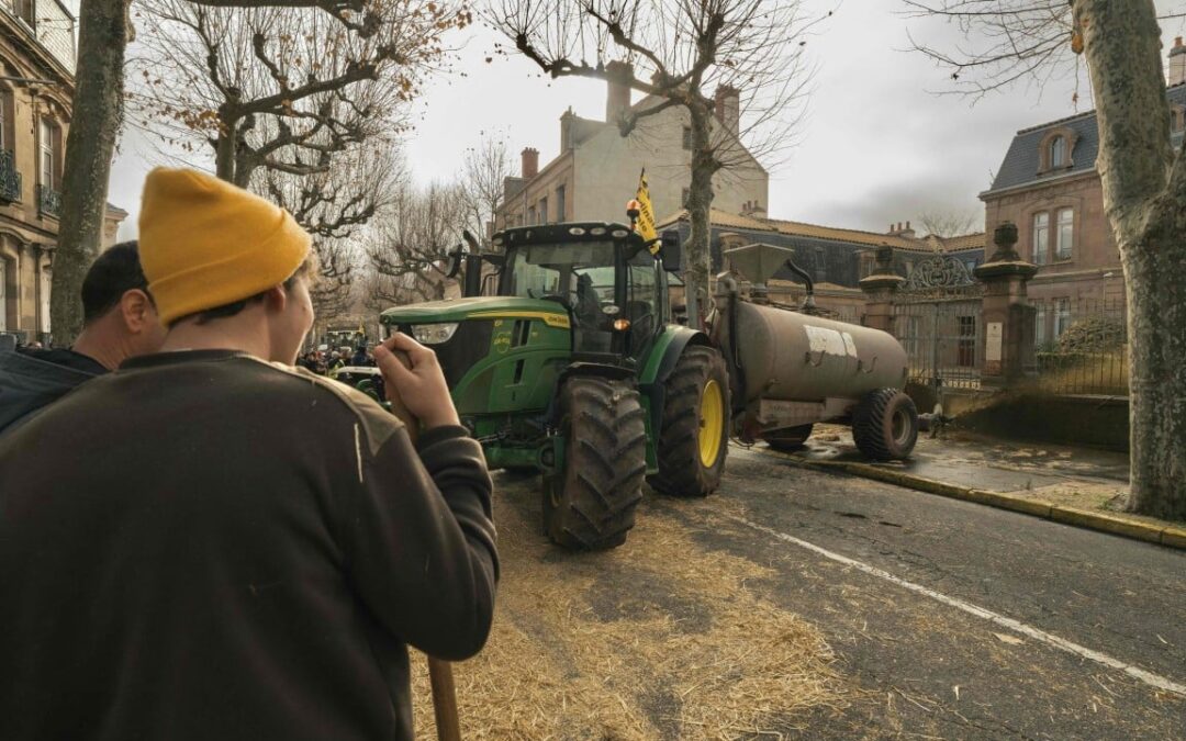 French farmers spray manure, keep up road blocks over cow ‘mass slaughter’