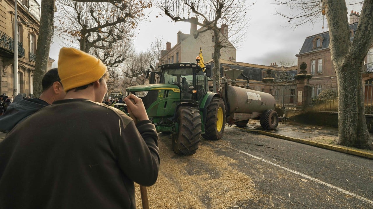 French farmers spray manure, keep up road blocks over cow ‘mass slaughter’