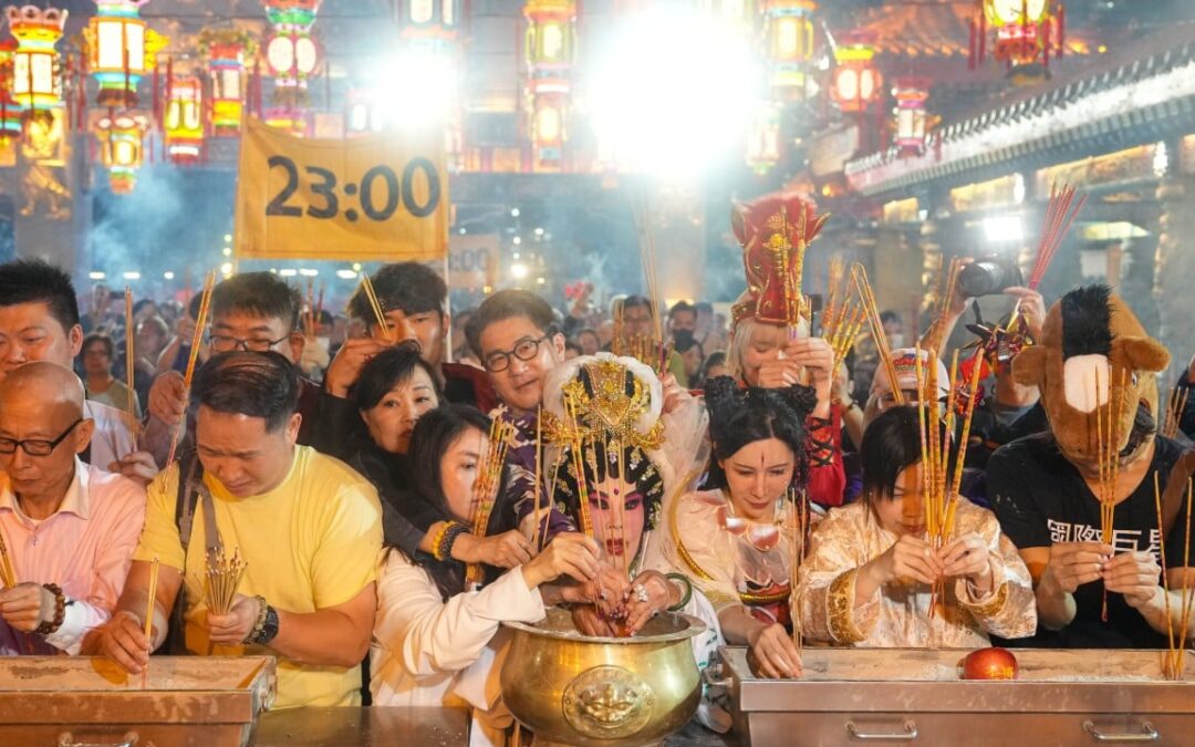 Thousands flock to Hong Kong temple for Lunar New Year incense stick ritual