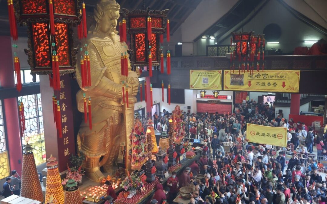 Crowds continue to flood Hong Kong attractions despite outbound travel surge