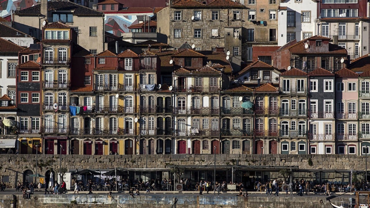 Woman lay dead in her Porto, Portugal flat for 2 years before her body was discovered