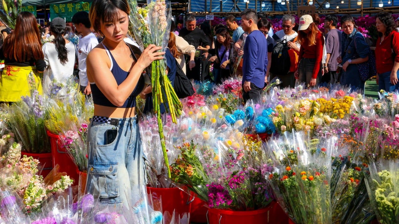 Early flower blooms in warm weather add to sellers’ woes at festival fairs