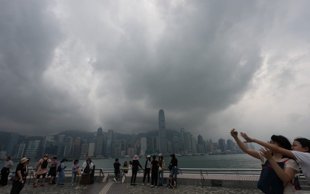 Amber rainstorm warning in Hong Kong, with thunderstorms expected over weekend