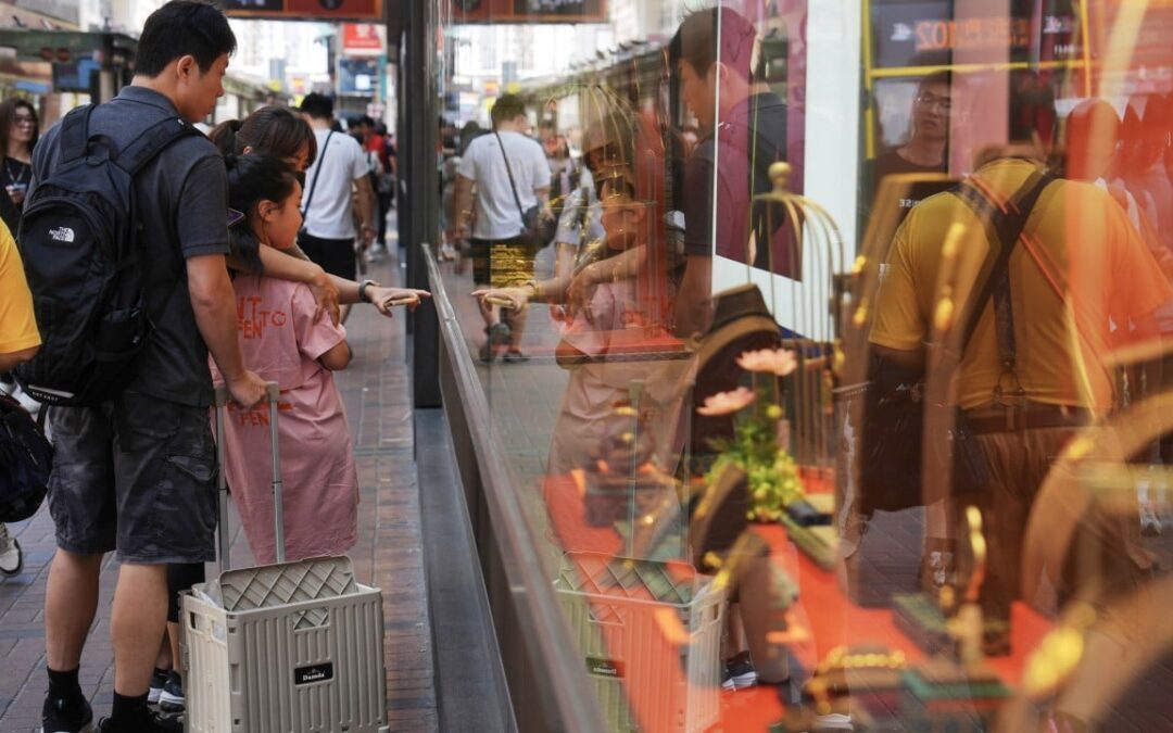 Licence of Hong Kong travel agency revoked after tour guide coerced visitors to shop