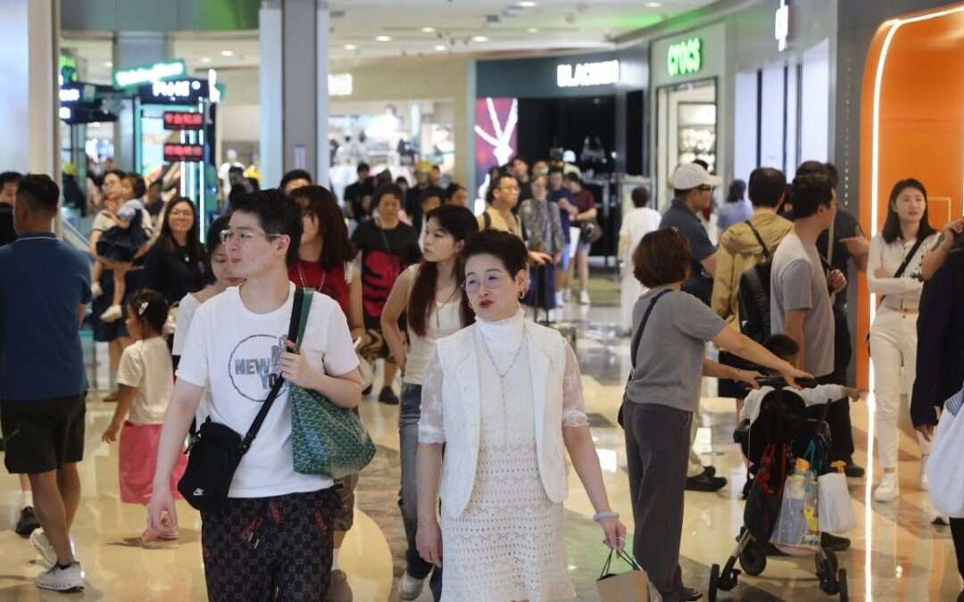 Thousands of Hongkongers brave heavy rain for Shenzhen trip on day 2 of Easter