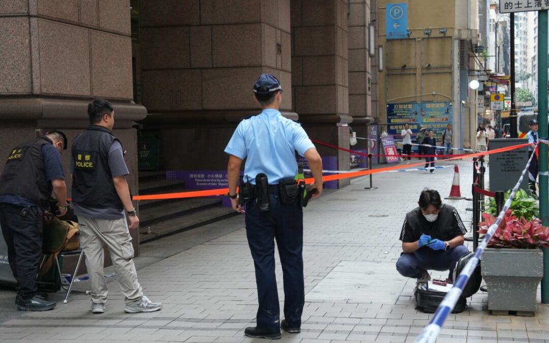 Elderly man stabbed in the leg by attacker with knife in Sheung Wan