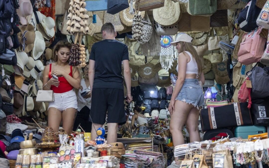 Slumping rupiah makes Indonesia irresistible for Malaysian tourists, shoppers