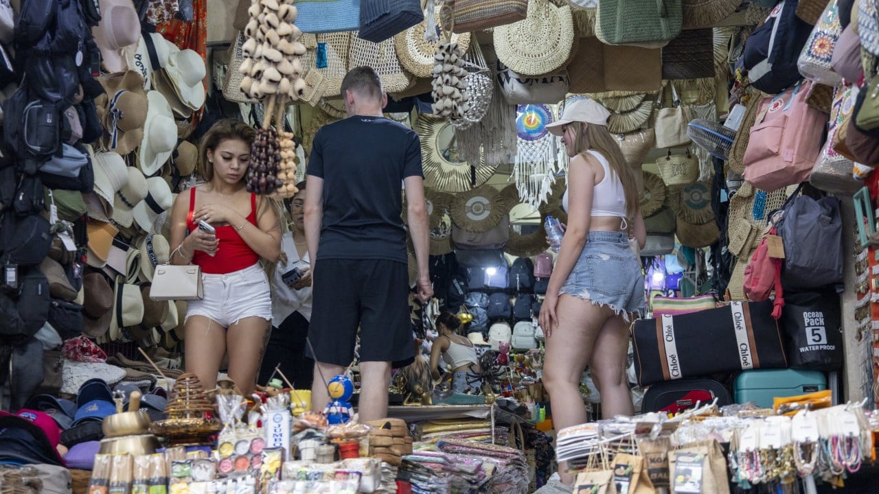 Slumping rupiah makes Indonesia irresistible for Malaysian tourists, shoppers