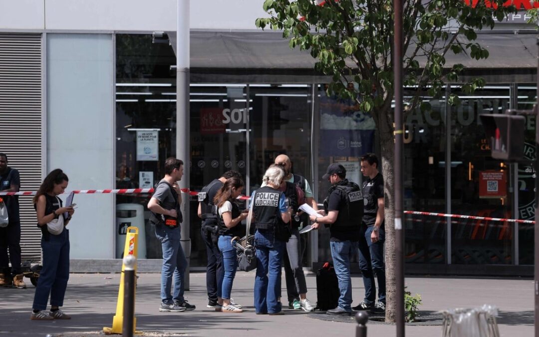 Paris police arrest man who wounded 3 with knives
