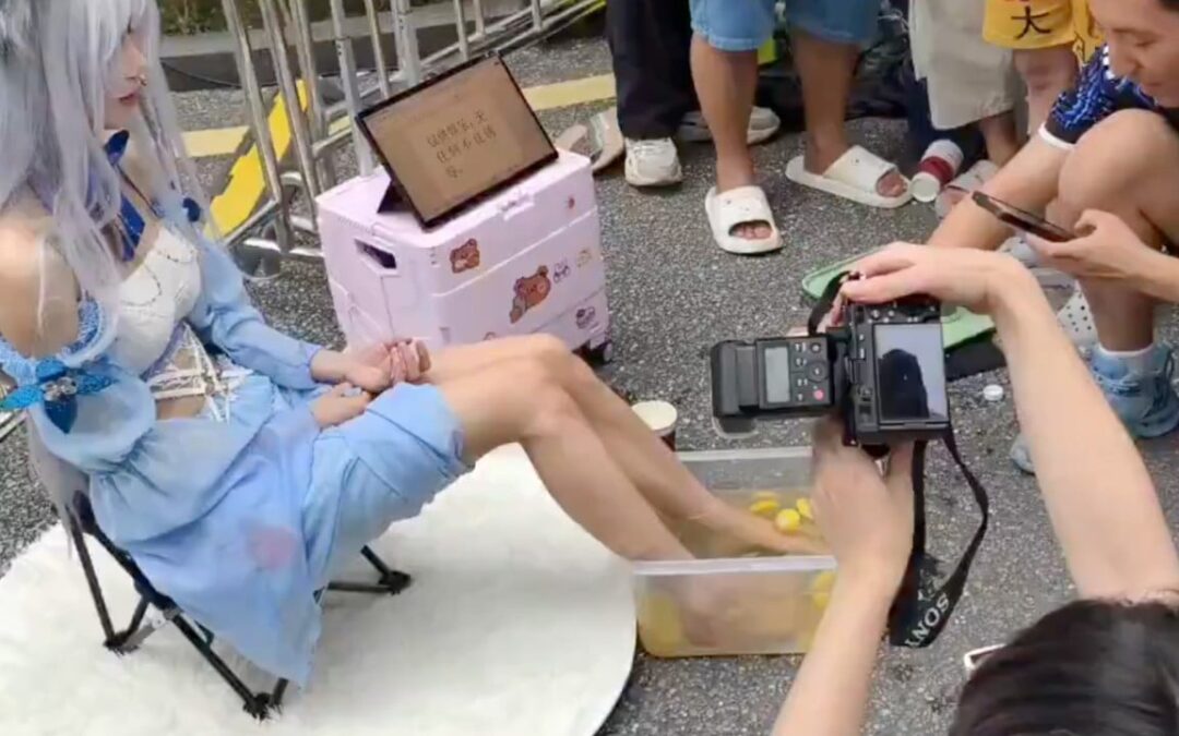 ‘So absurd!’: Chinese cosplayer draws crowds by selling lemonade ‘feet juice’