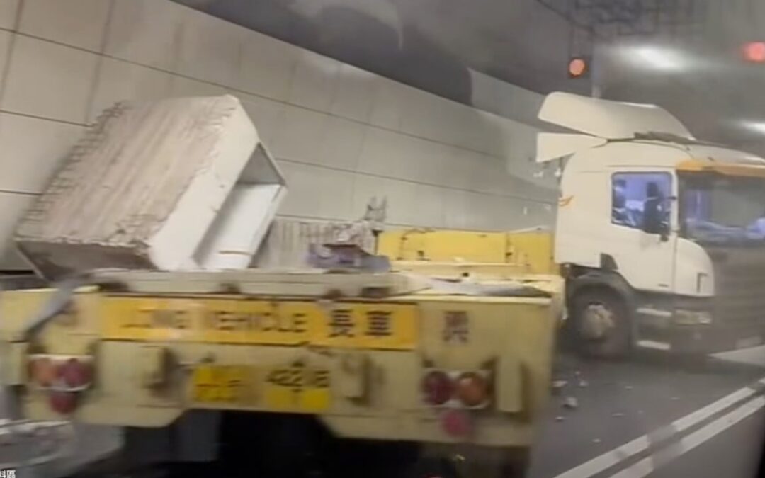 Driver loses control of truck in Central Kowloon Bypass, toppling goods and causing jam