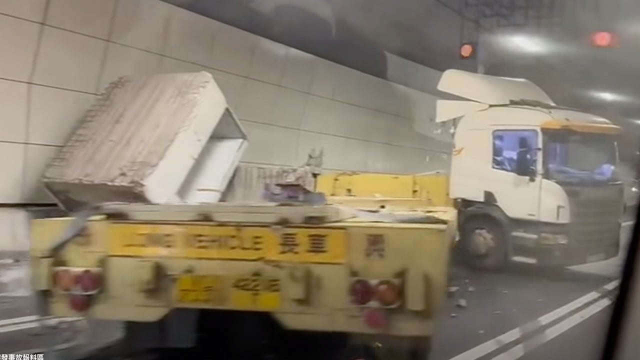 Driver loses control of truck in Central Kowloon Bypass, toppling goods and causing jam