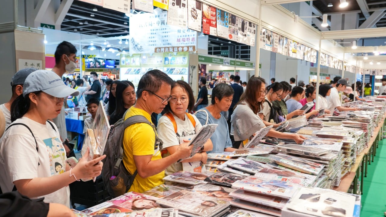 Browsers outnumber buyers at Hong Kong Book Fair as sales fall