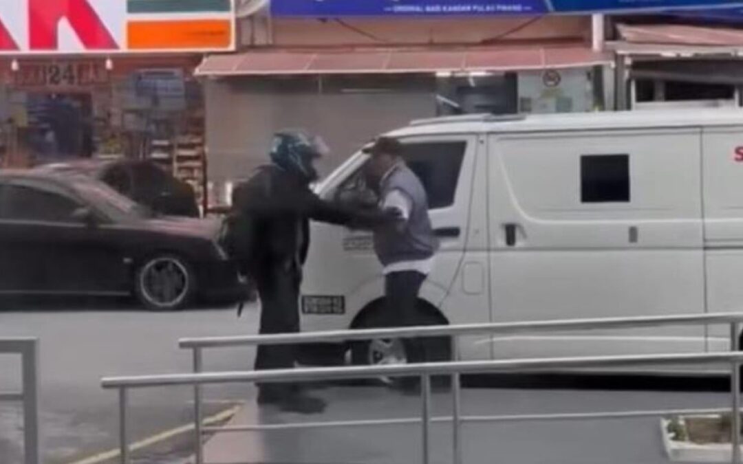In Malaysia, robber flees empty-handed after guard locks US$20,000 inside armoured van
