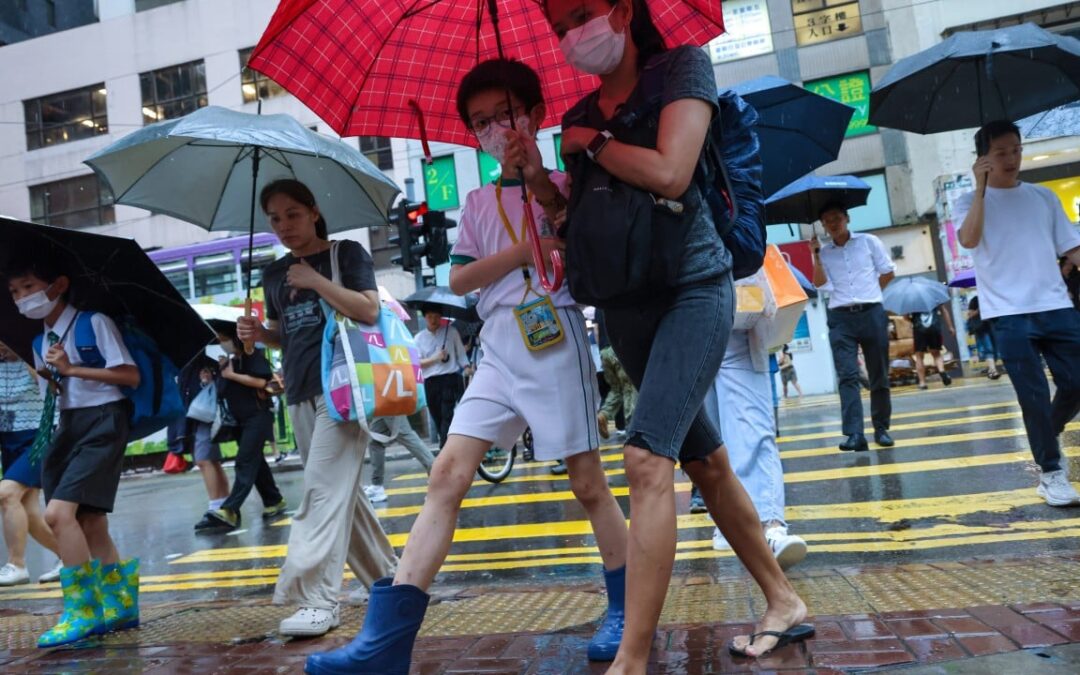 Hong Kong issues amber rainstorm warning, urges public to take precautions