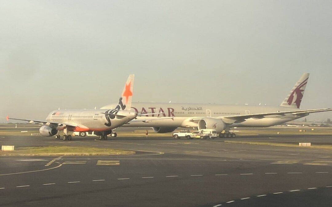 Jetstar plane narrowly avoids crashing into Qatar Airways flight at Sydney airport