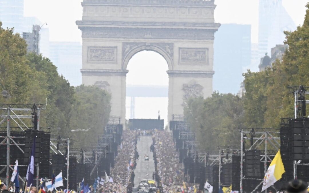 Pope celebrates giant Paris mass in landmark visit
