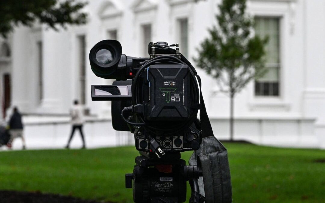 US judge orders Trump to lift White House ban on news outlets
