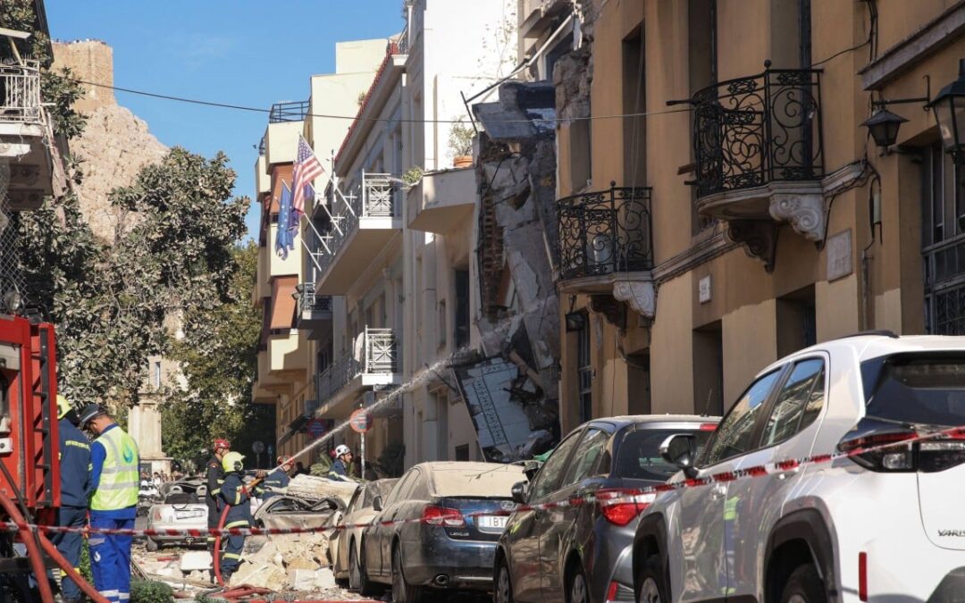 3 injured after explosion causes building collapse in Athens’ tourist centre