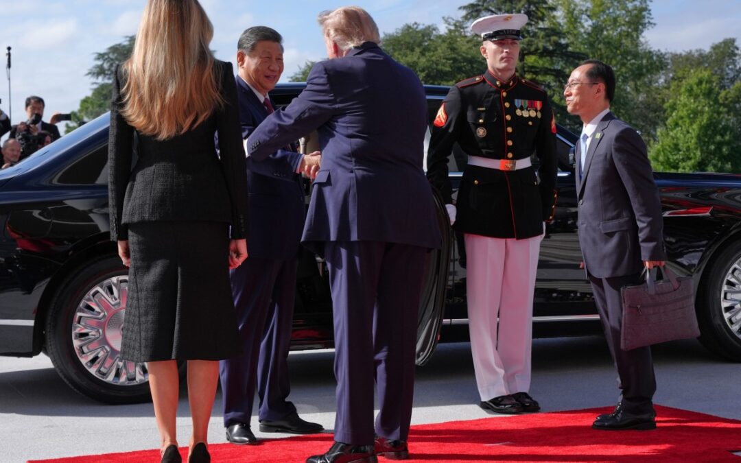 Trump and Xi shake hands as Chinese president arrives at White House with Peng Liyuan