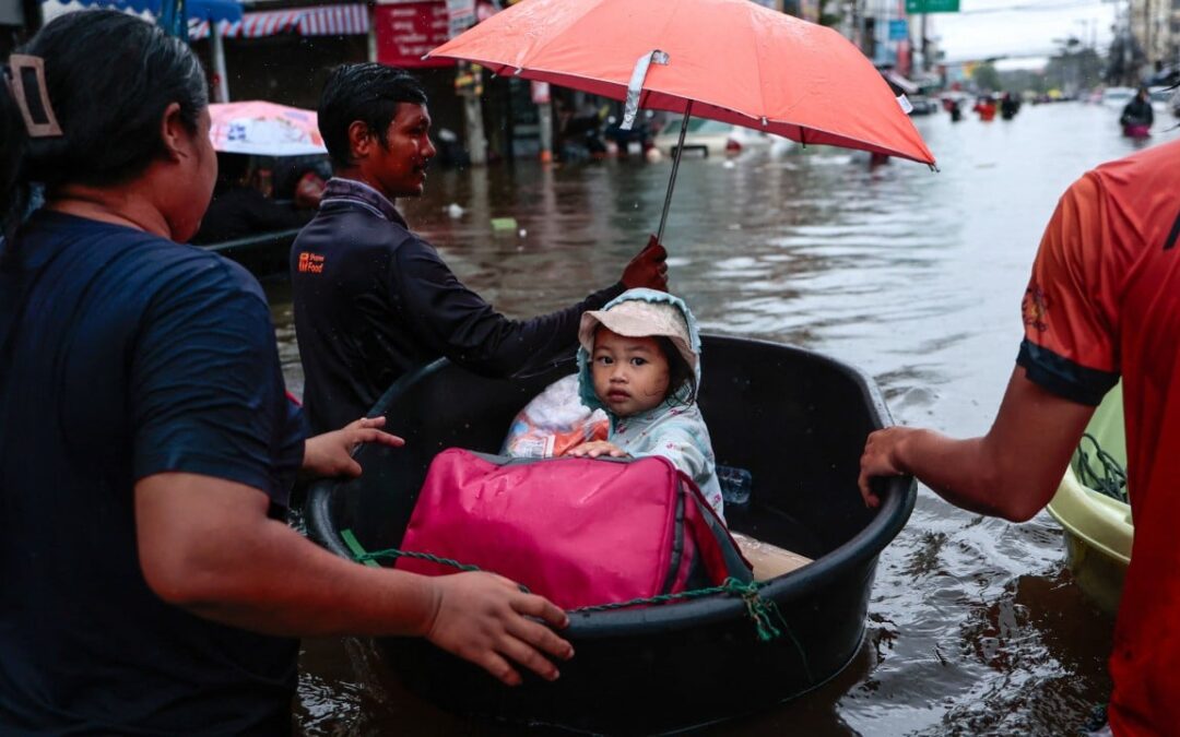 Bangkok flood warnings ‘came too late’ Thais say, worst flood in 15 years