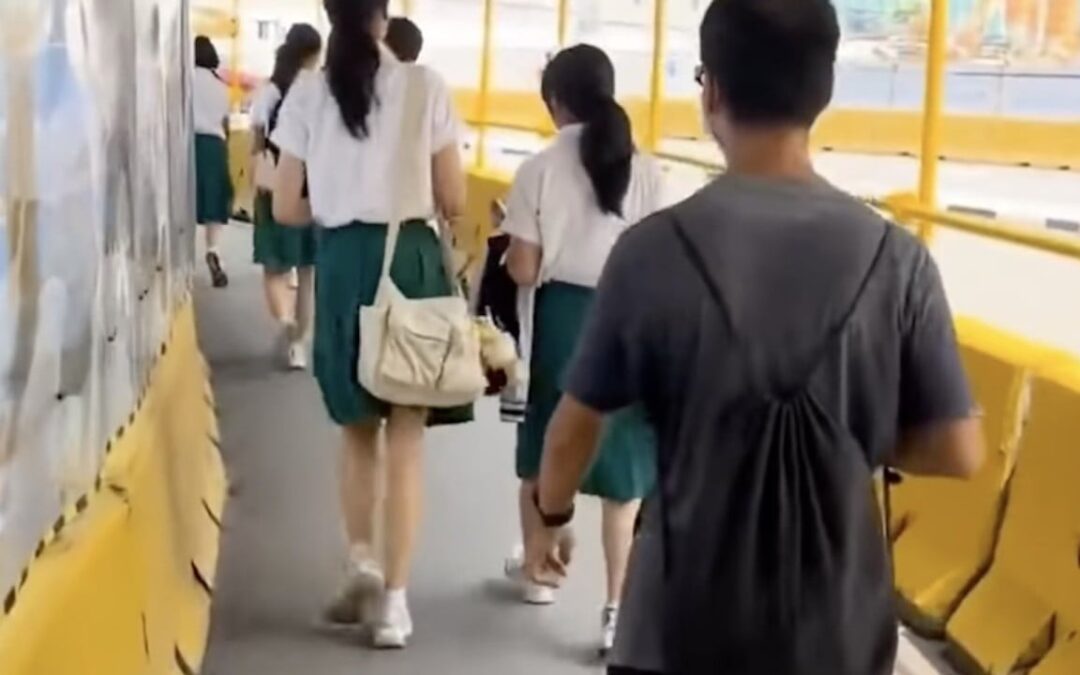 Were smart glasses used in Singapore to film 2 female students?