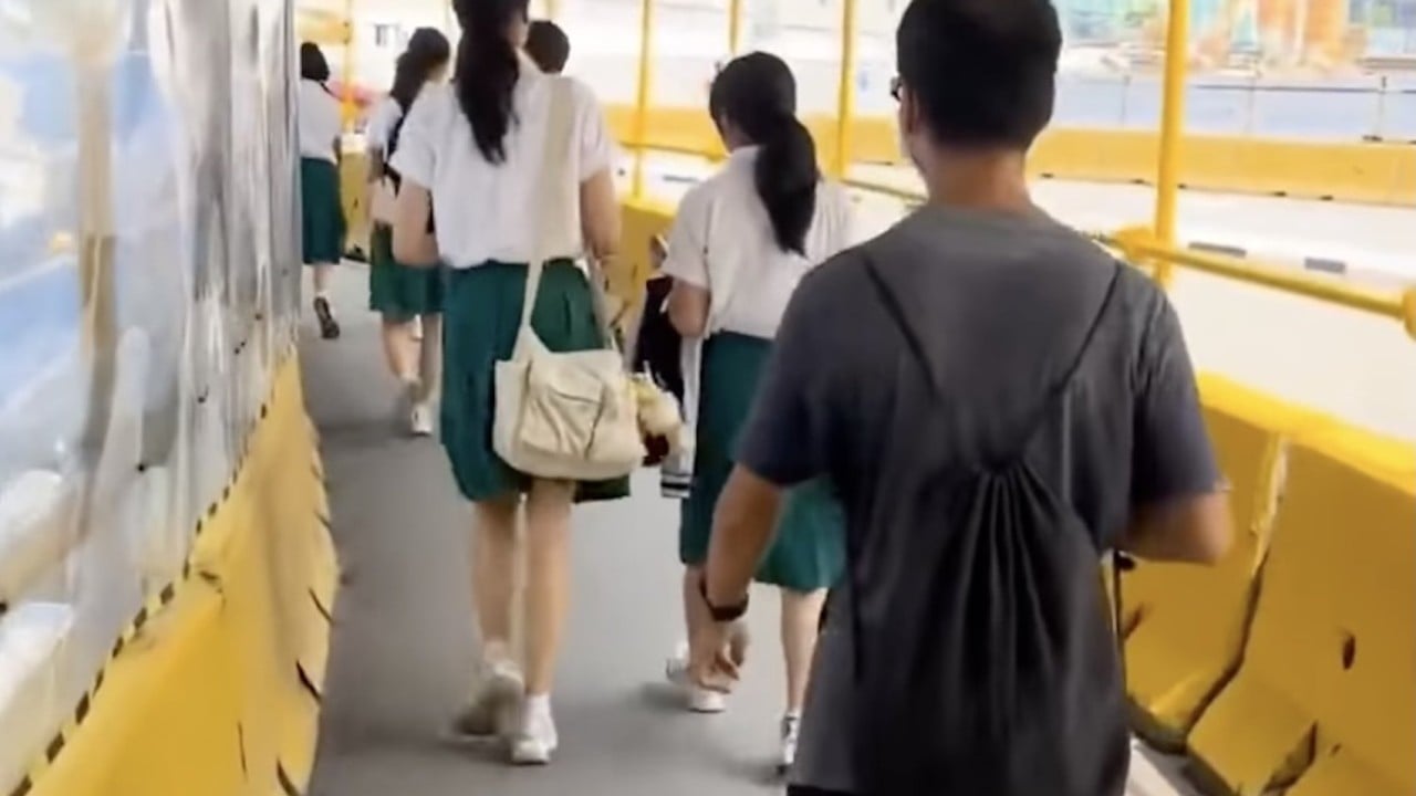 Were smart glasses used in Singapore to film 2 female students?