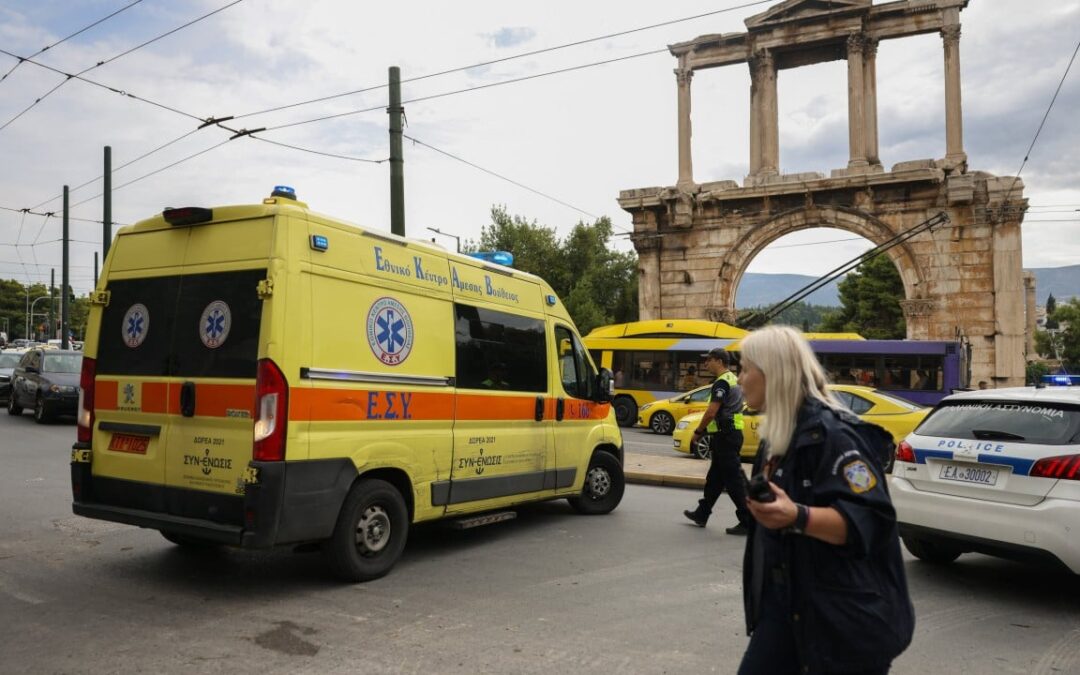 2 dead, 4 missing after explosion destroys building in Athens