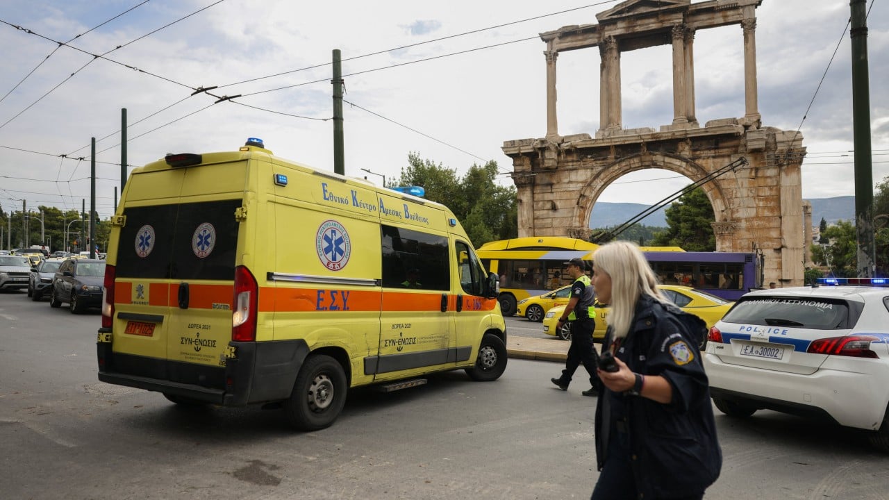 2 dead, 4 missing after explosion destroys building in Athens