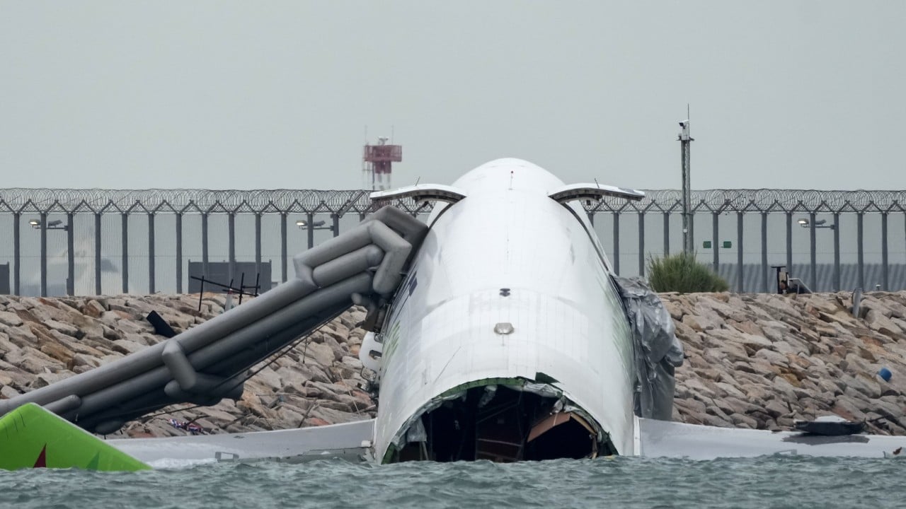 Investigators probe cockpit control movement in fatal cargo plane runway crash