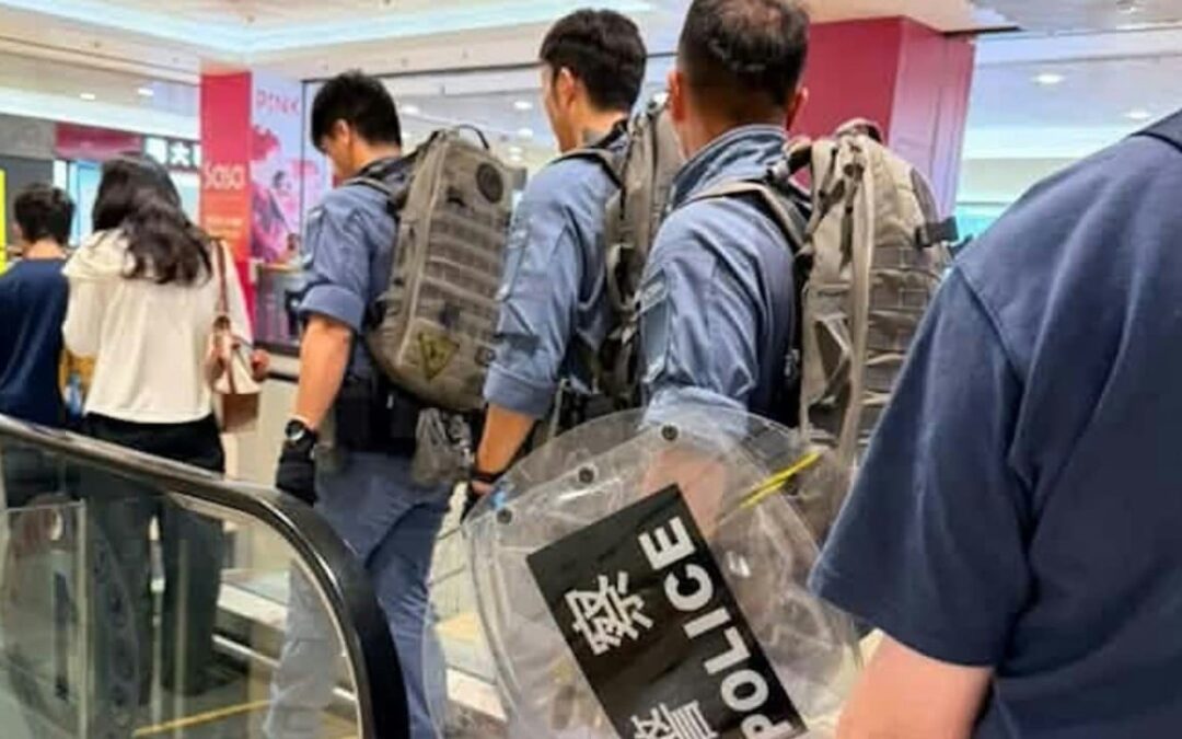 Police surround Wong Tai Sin flat after woman reportedly seen with knife in area