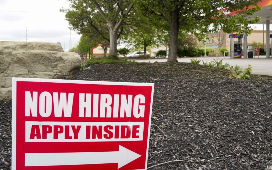 US jobless claims fall to lowest since mid-July