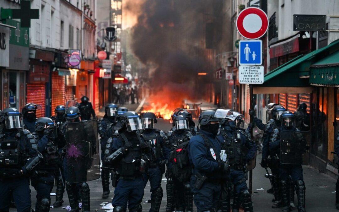 Paris police in new battles with protesters and looters